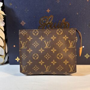 Louis Vuitton Toiletry 19